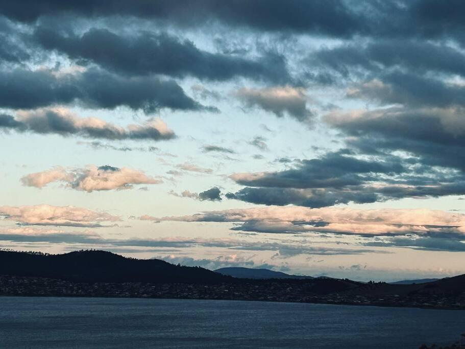 The Tassie - Luxury With Panoramic Water Views * Hobart