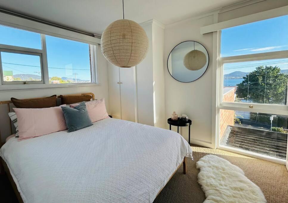 The Tassie - Luxury With Panoramic Water Views Hobart