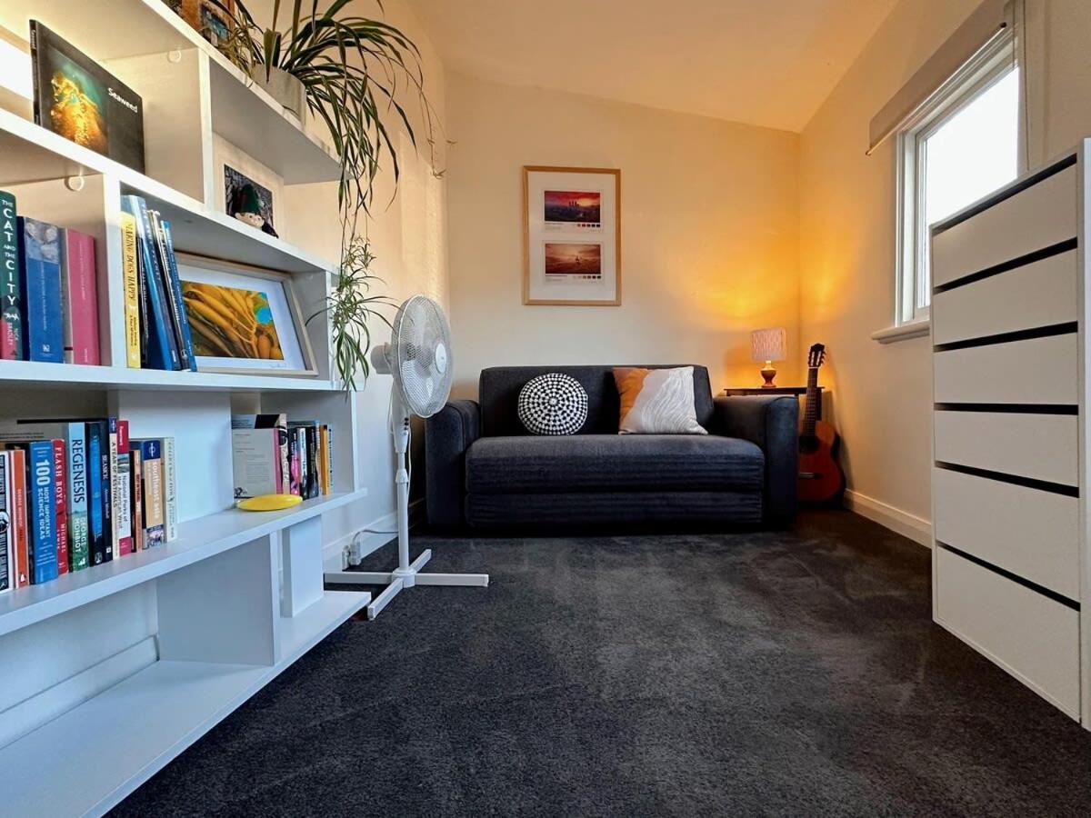 Enchanting Vintage House At South Hobart