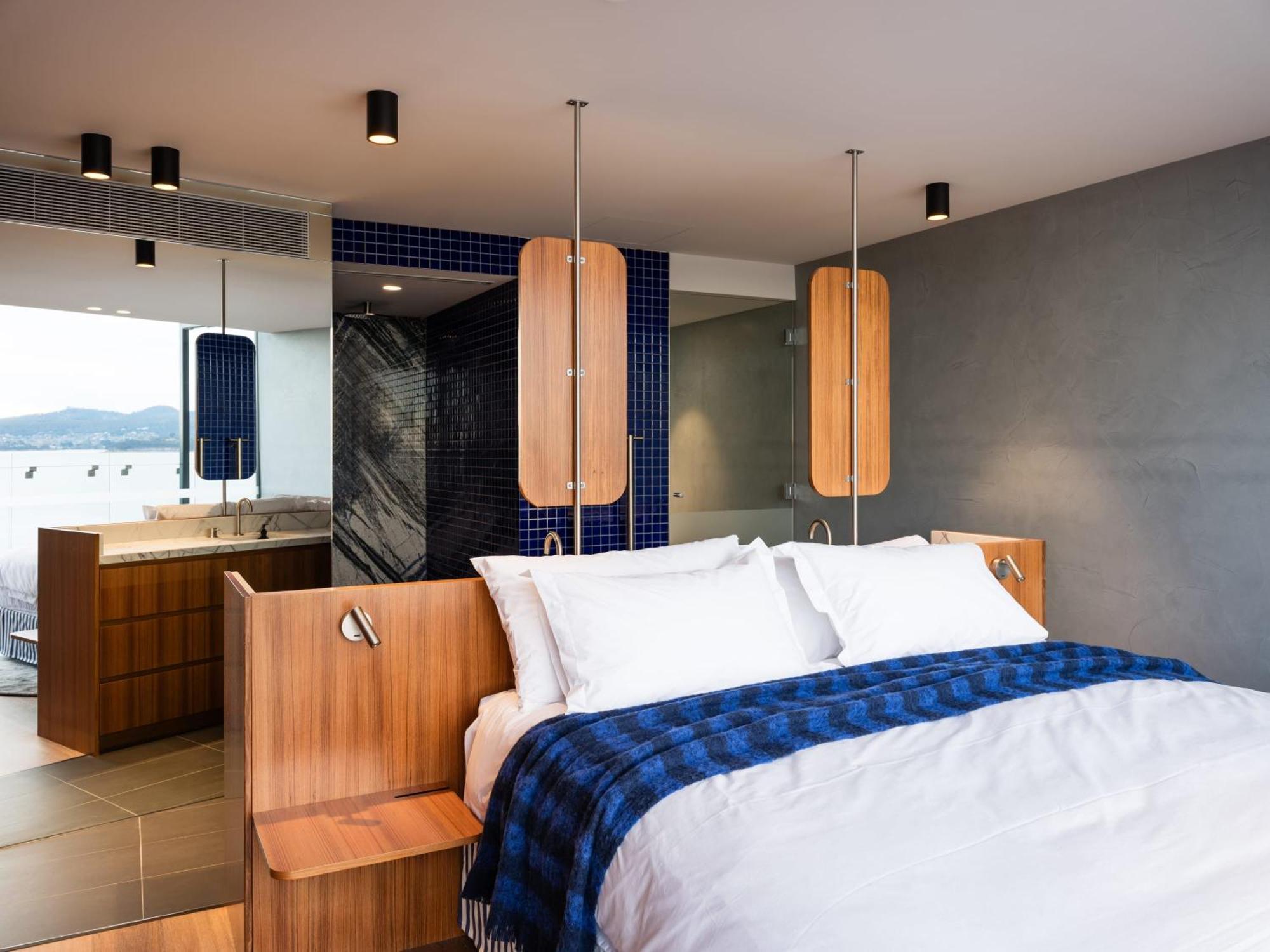 'hobart' - Waterfront Penthouse With Private Heated Pool