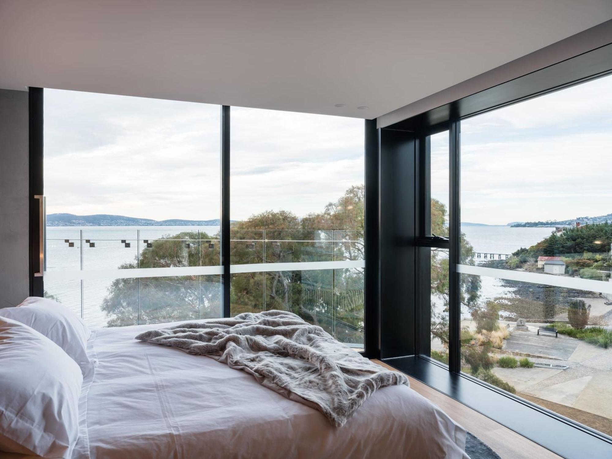 'hobart' - Waterfront Penthouse With Private Heated Pool