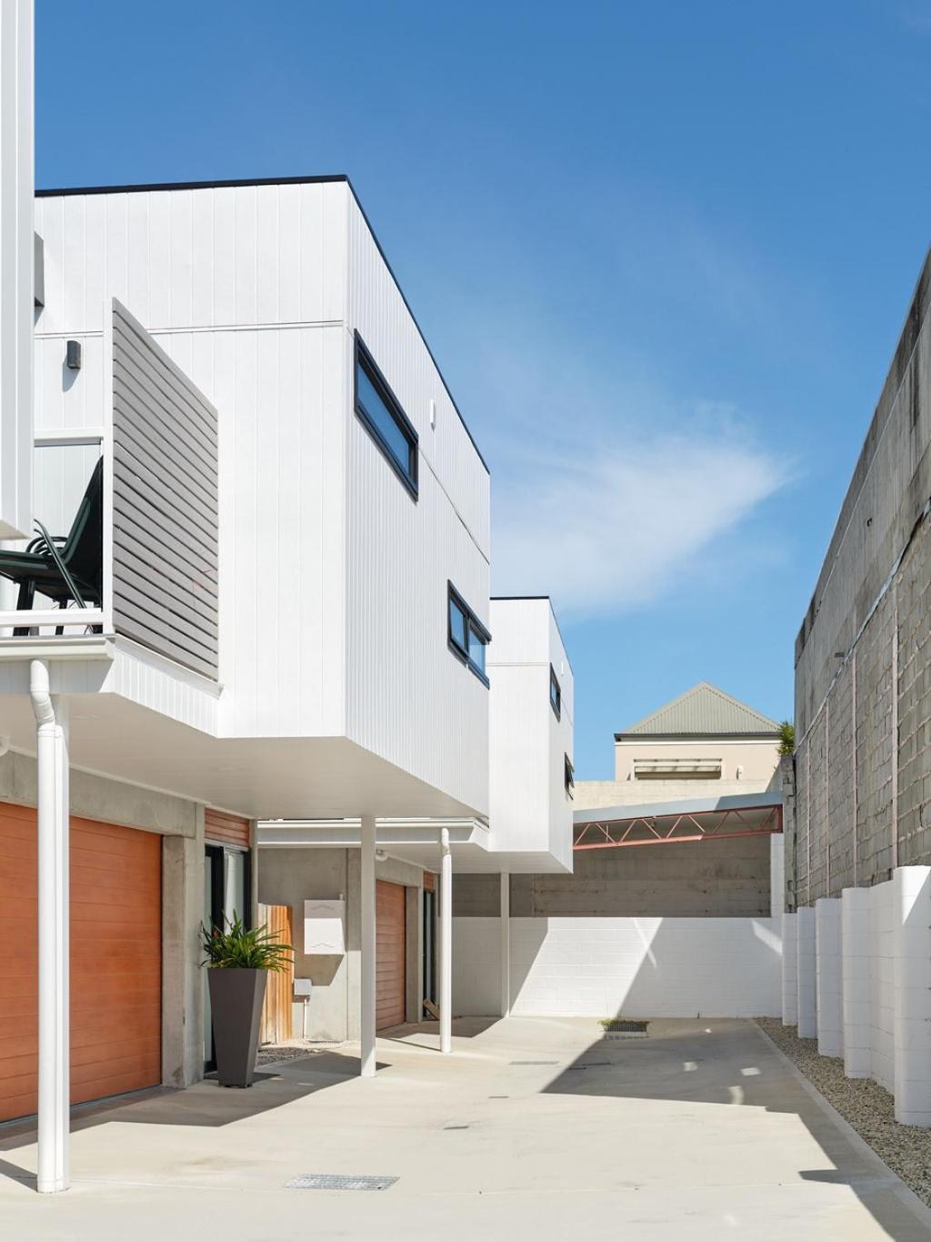 North Townhouse Close To The Action *