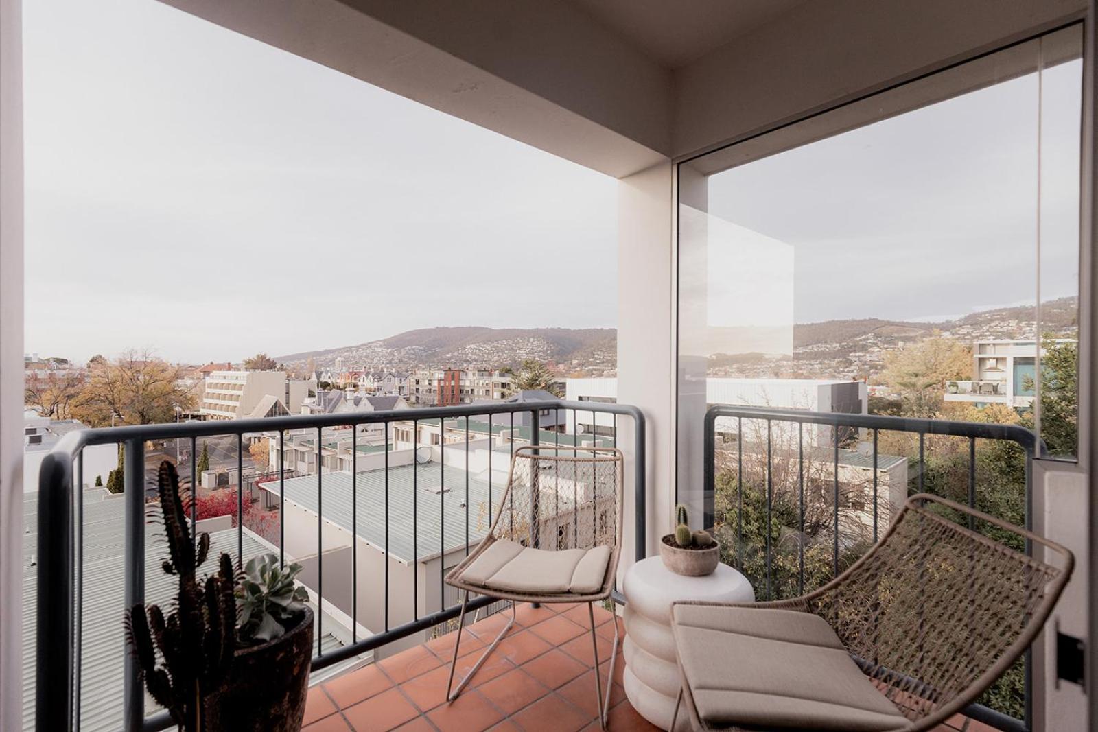 Apartment Battery Point Retreat With River Views