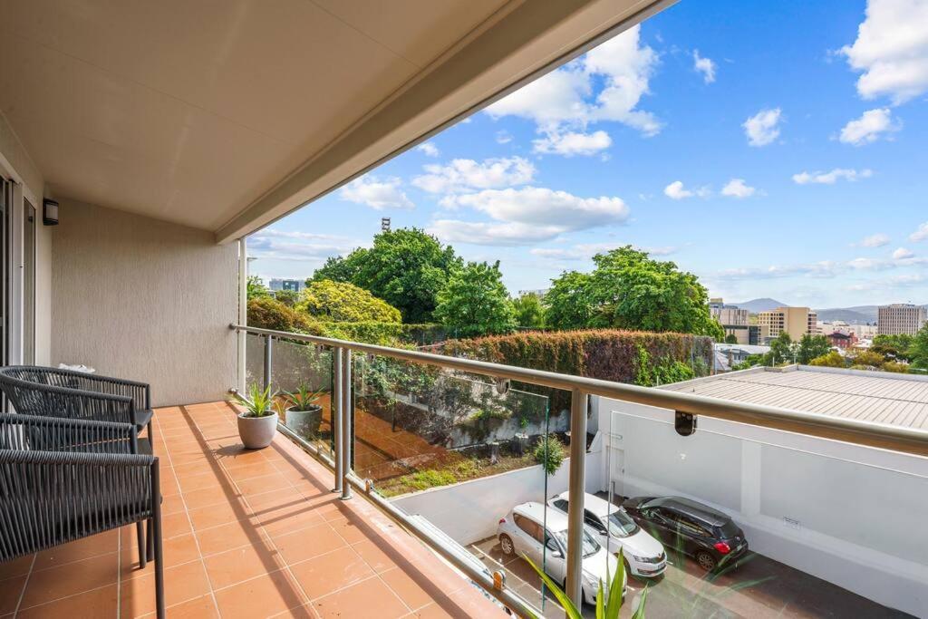 Apartment Fringe Modern With Car Parking *