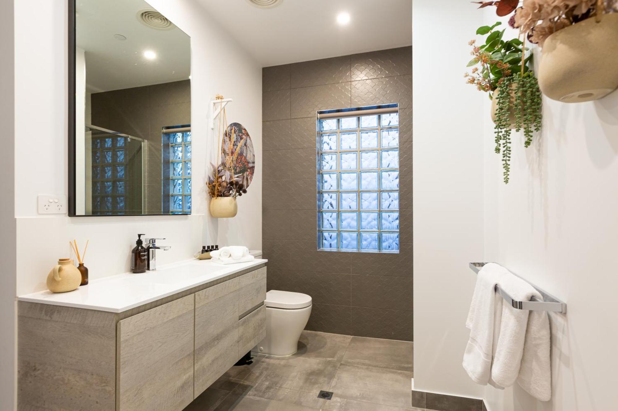Linear Guest - Luxury In The