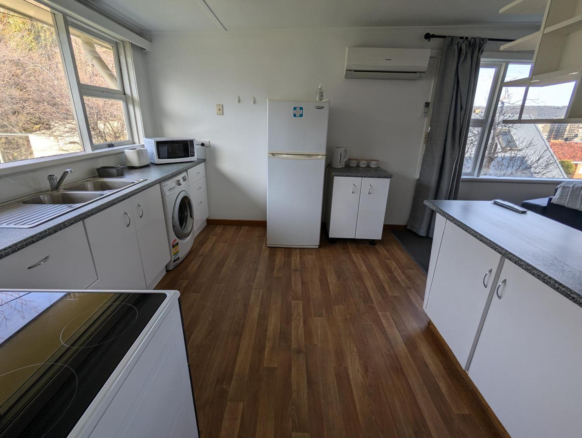 Bayley 1 - Walk To From 2 Bedroom With And Mountain Views Hobart