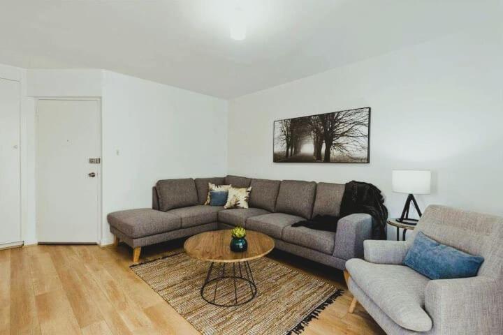 Renovated Unit In Leafy Surrounds Close To Shops Apartment *
