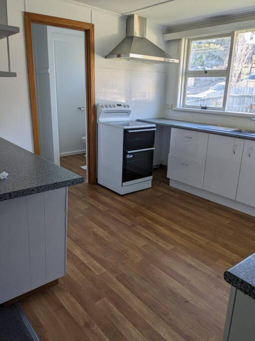 Apartment Bayley 2 - Walk To From 2 Bedroom With And Mountain Views Hobart