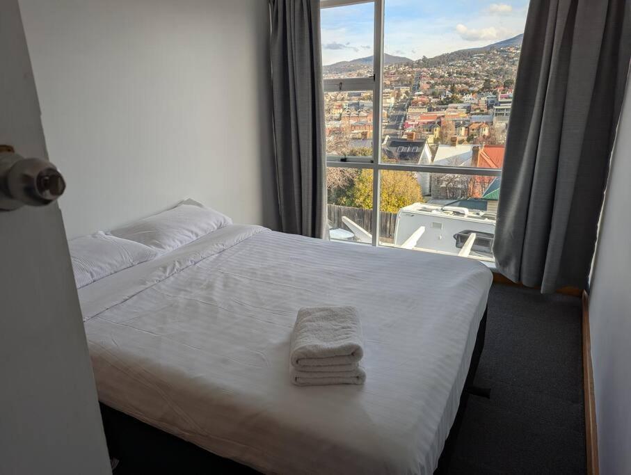 Bayley 2 - Walk To From 2 Bedroom With And Mountain Views * Hobart