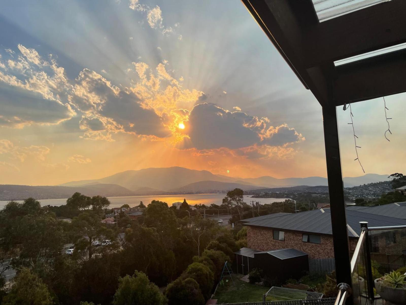 4 Bed 2 Storey House With Views Near Holiday home Hobart