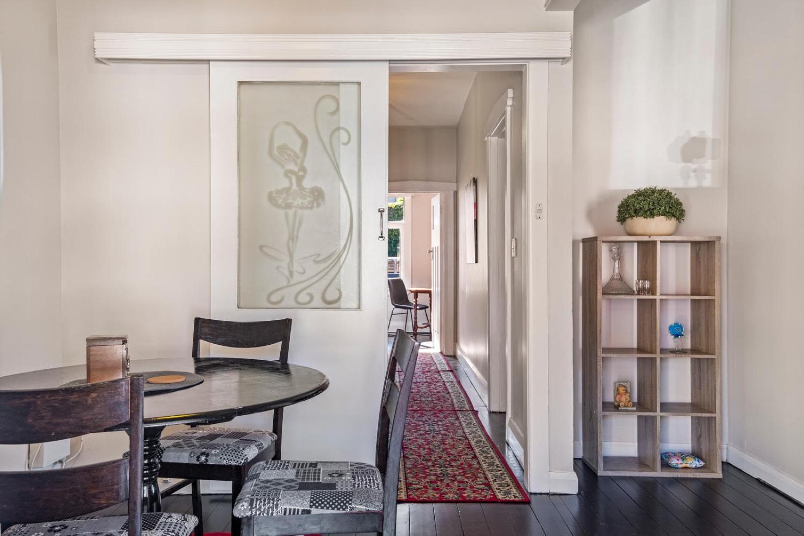 Lovely 2 Bedroom - Easy Walk To The Cbd Apartment *