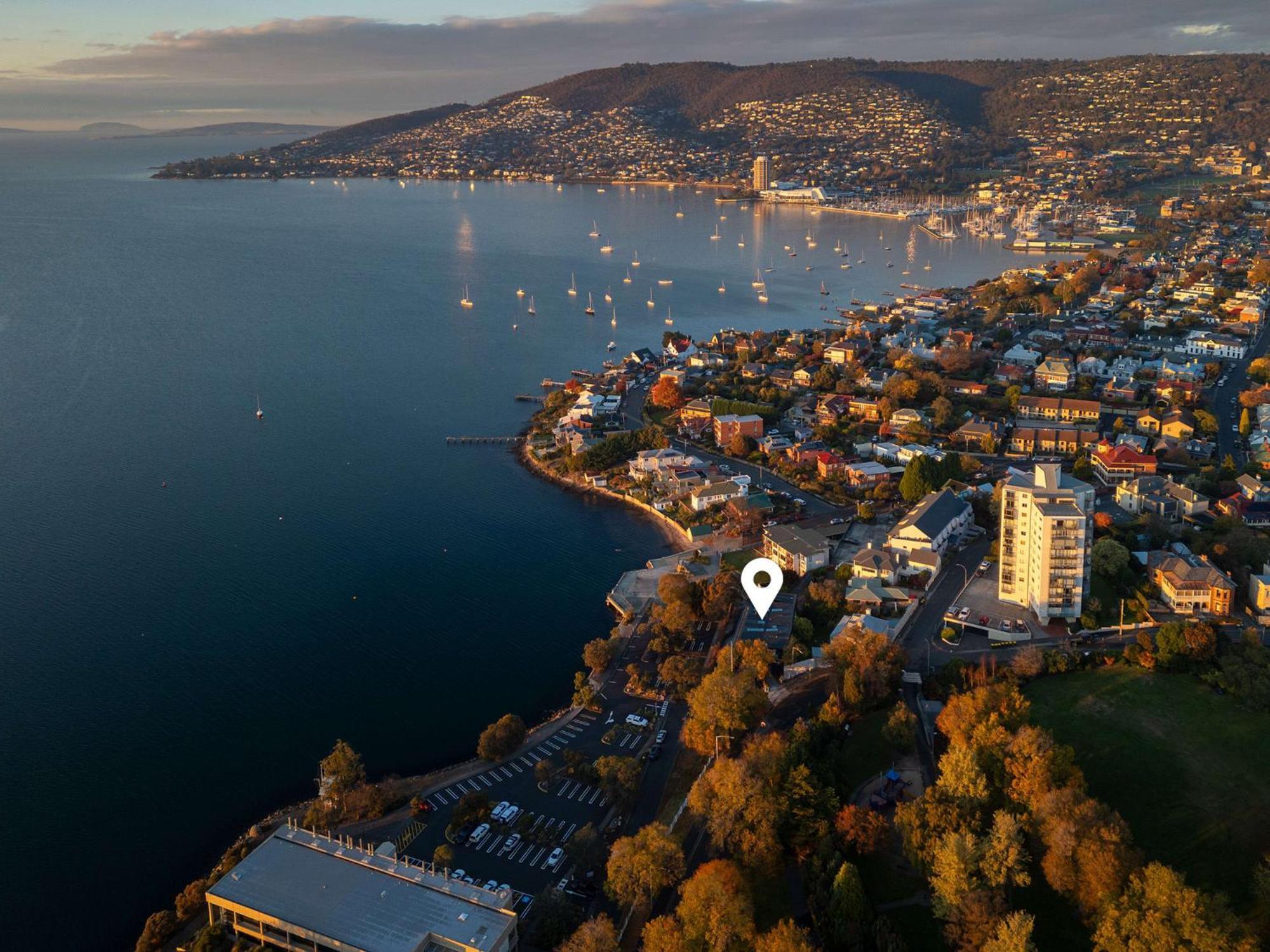 'hobart' - Waterfront Penthouse With Private Heated Pool *