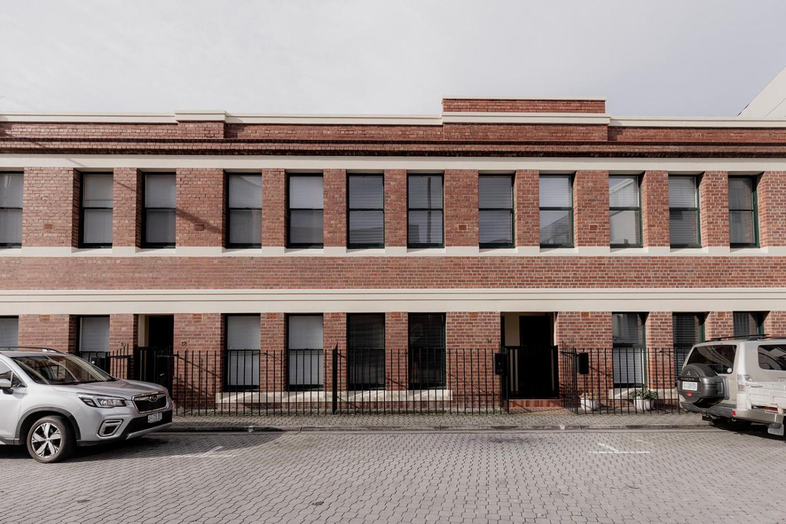 Spacious Modern Terrace In The Heart Of Cbd