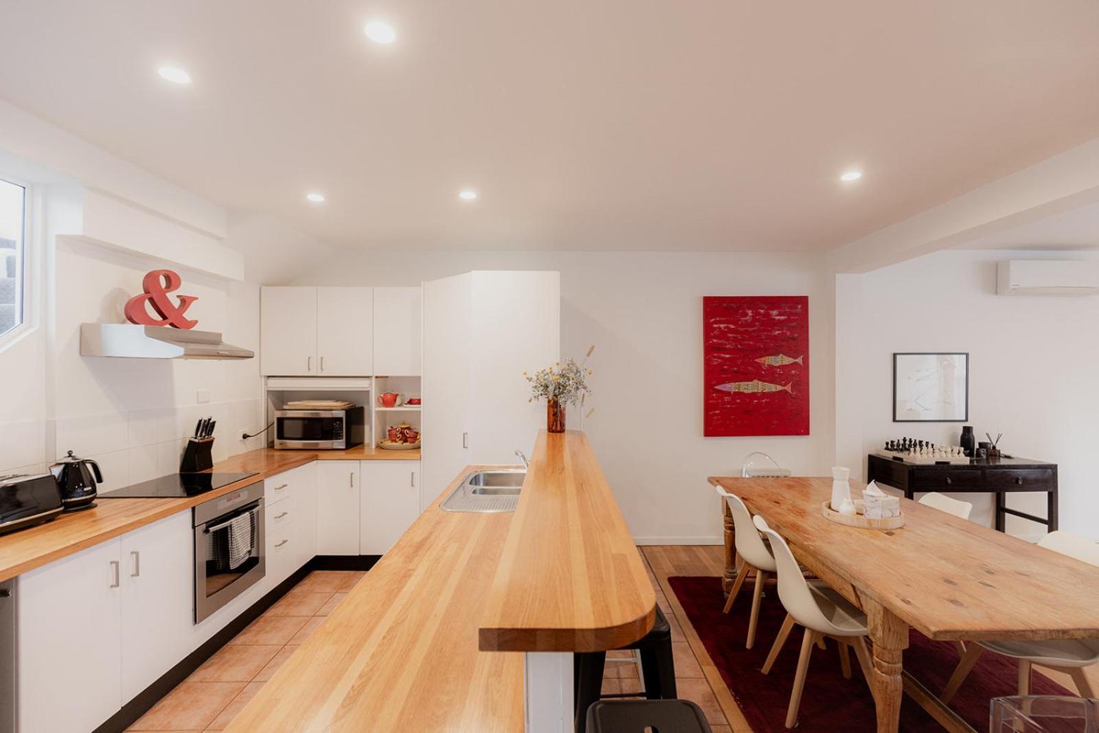 Spacious Modern Terrace In The Heart Of Cbd Apartment Hobart