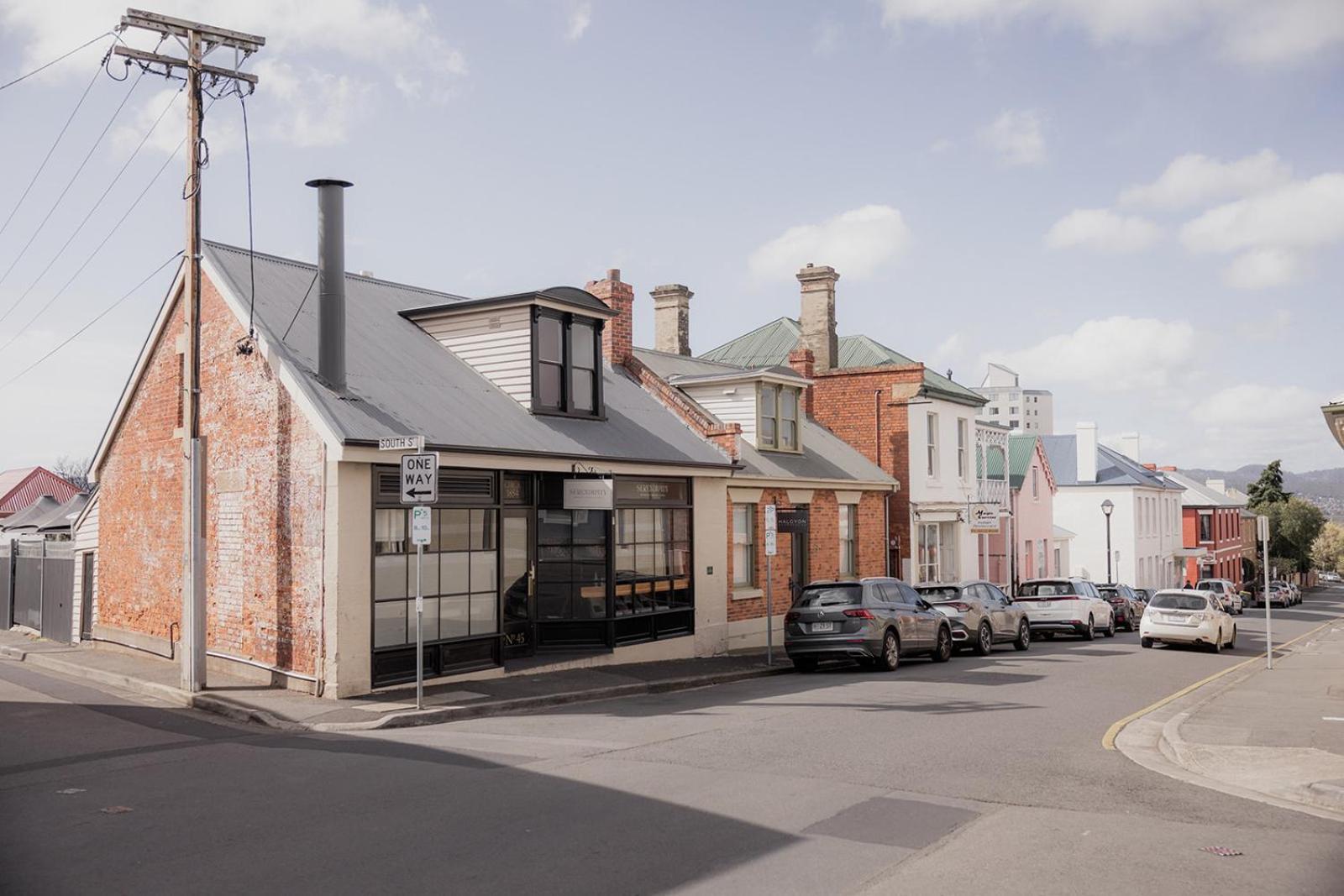'fifteen' - Heritage Terrace In Battery Point Holiday home