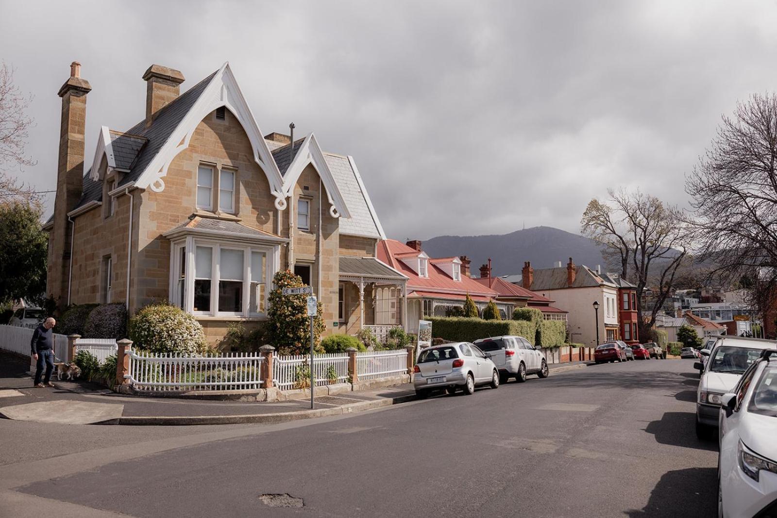 'fifteen' - Heritage Terrace In Battery Point Holiday home *