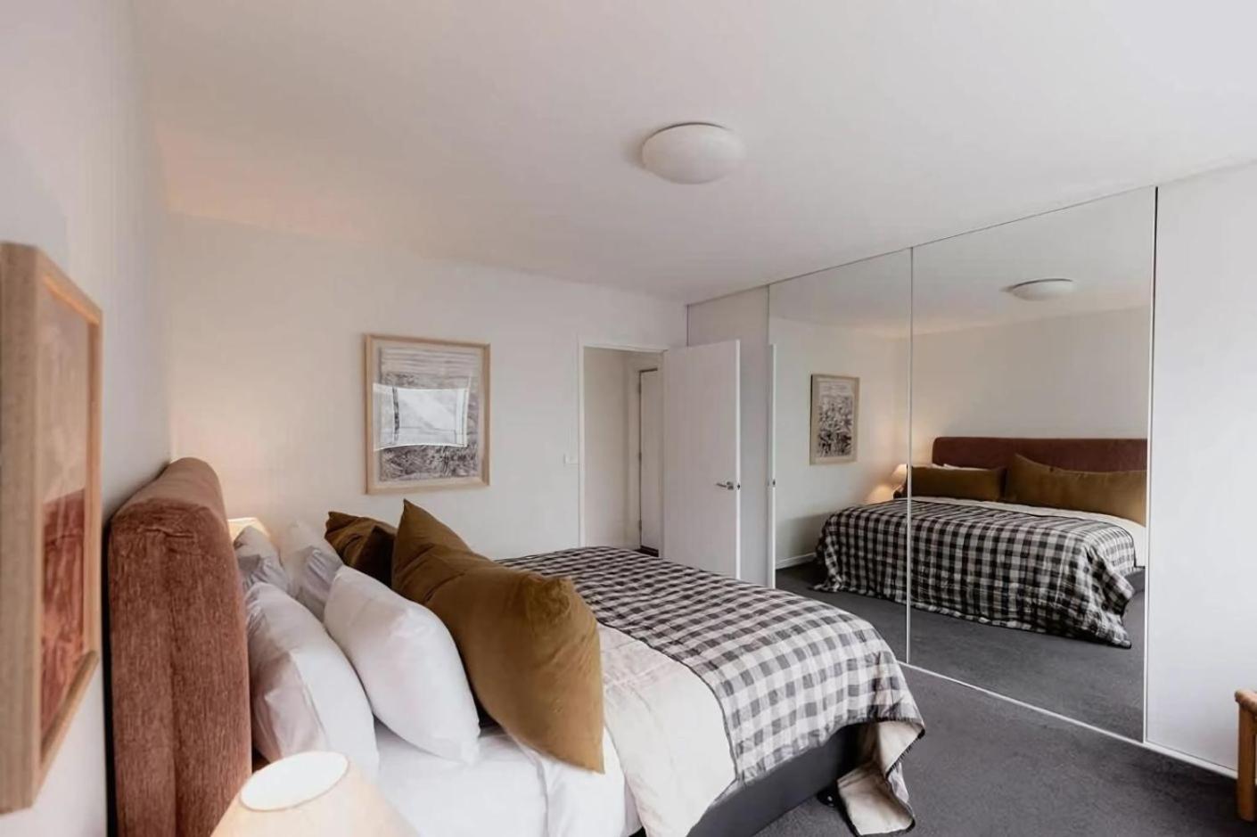 Battery Point With River Views Apartment