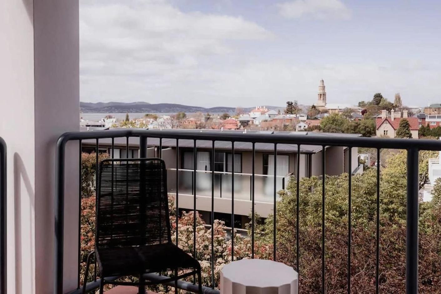 Battery Point With River Views Apartment *