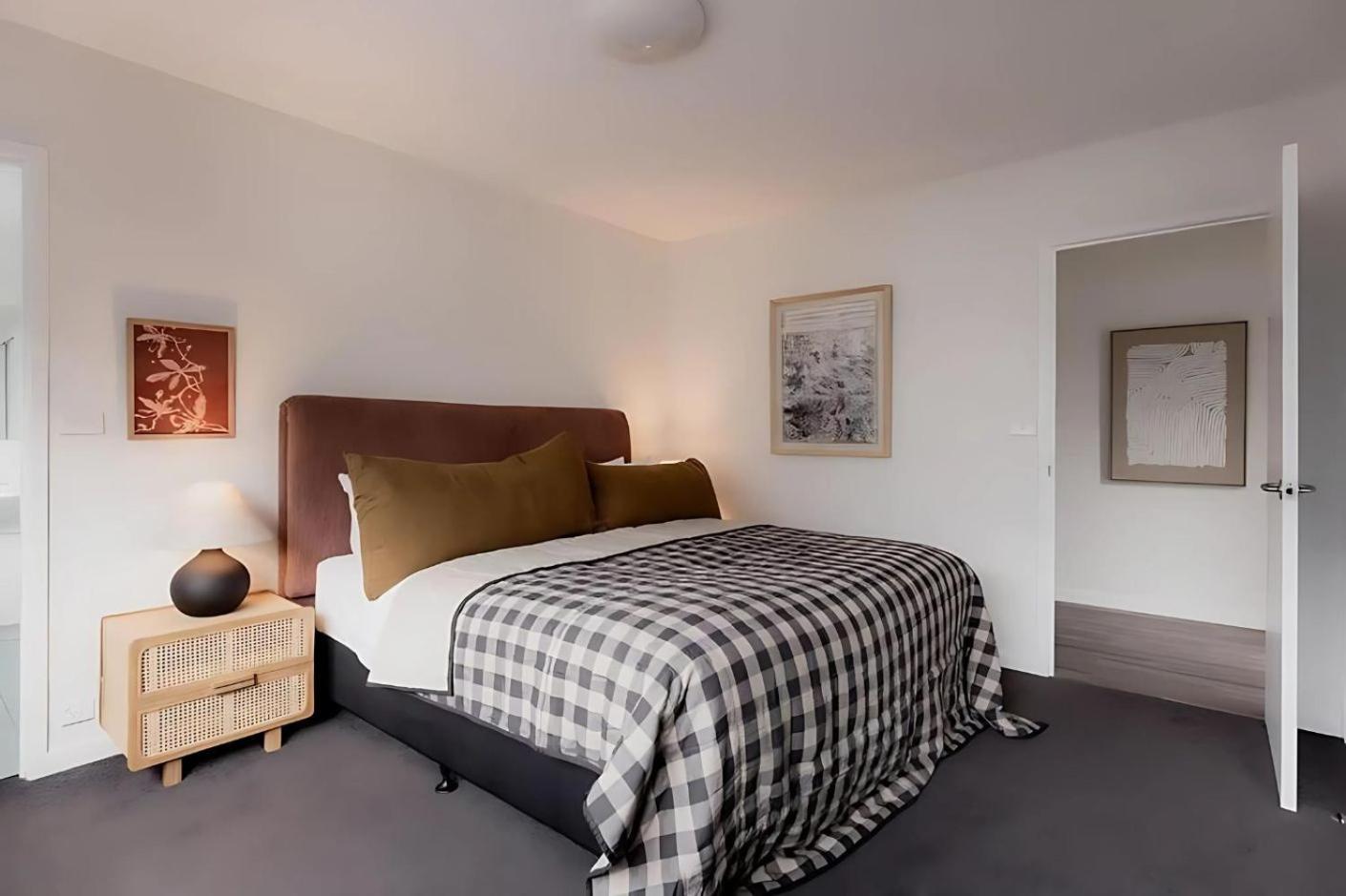 Battery Point With River Views Apartment