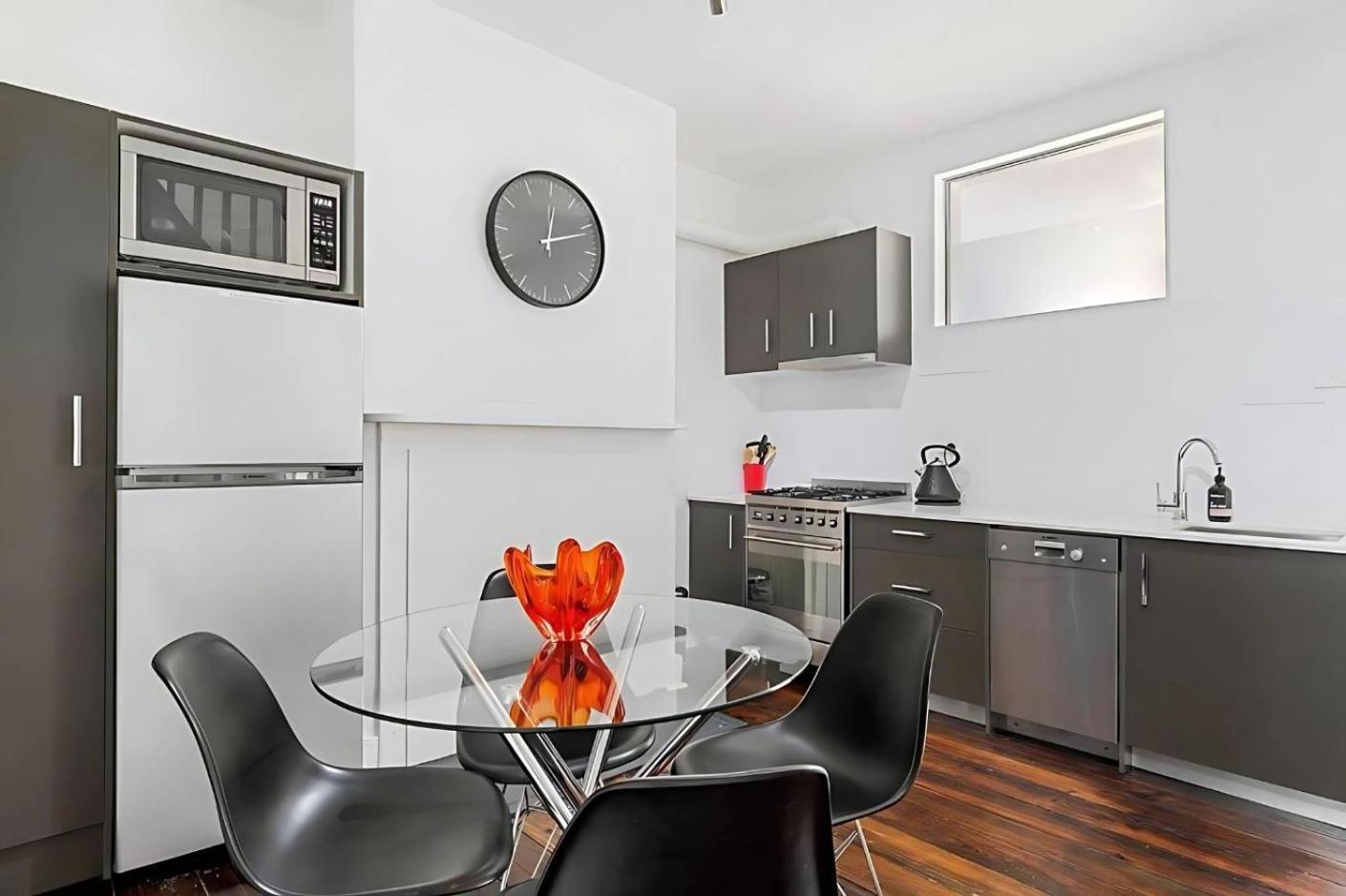 Holiday home 'thirteen' - Heritage Terrace In Battery Point *