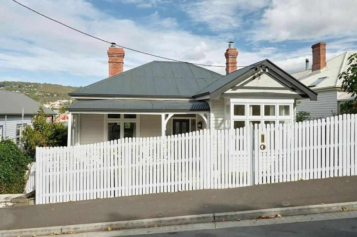 Cosy With Large Sunny Deck Apartment Hobart