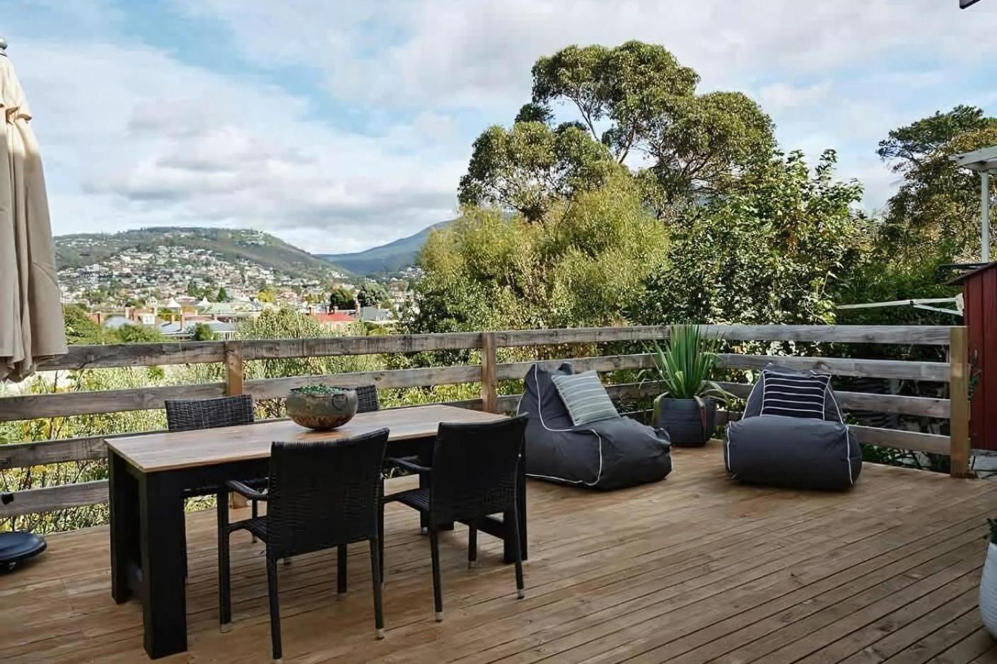 Cosy With Large Sunny Deck Apartment *