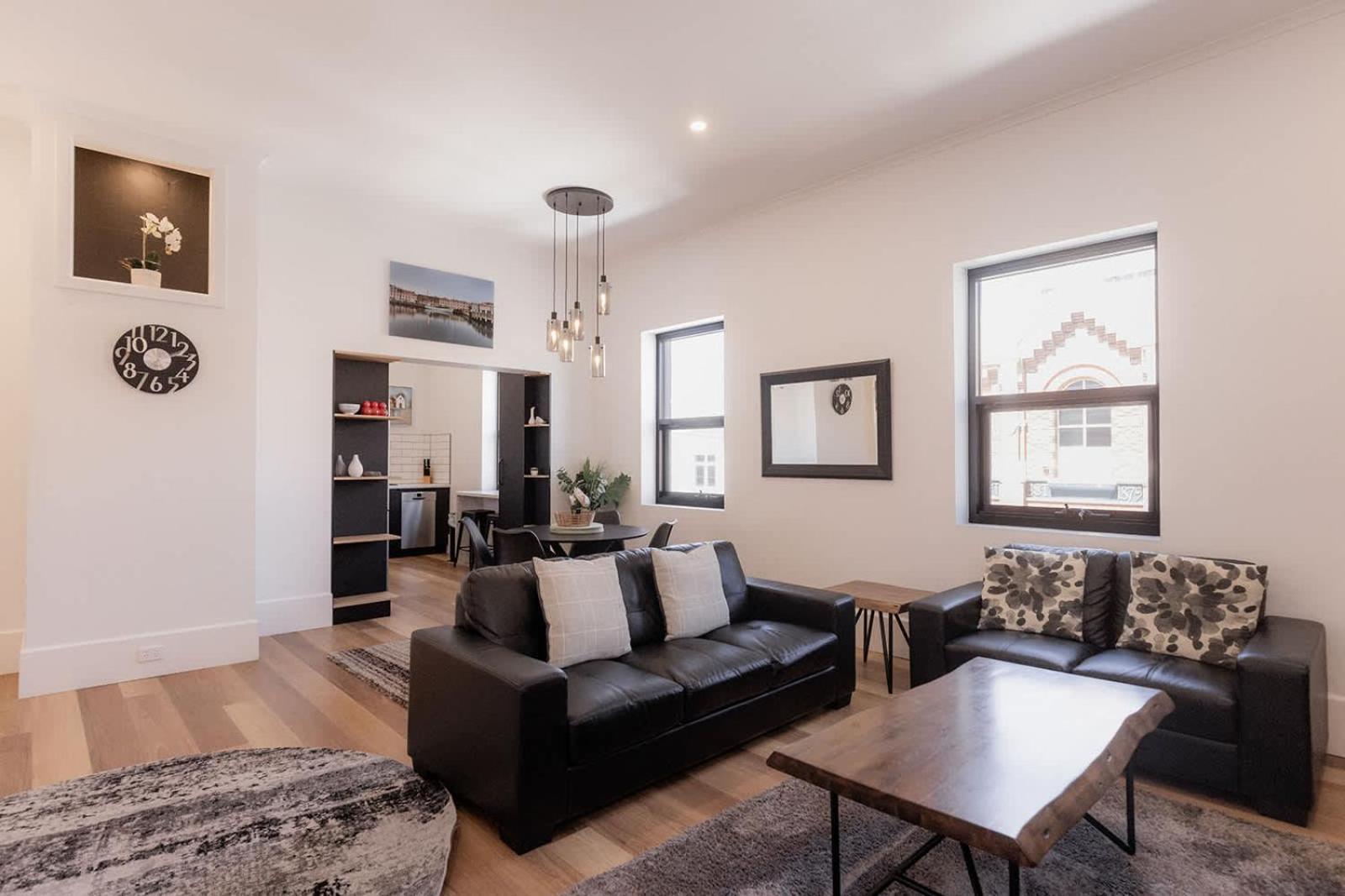 Apartment 3 Bedroom Spacious Inner-city Pad With Car Park