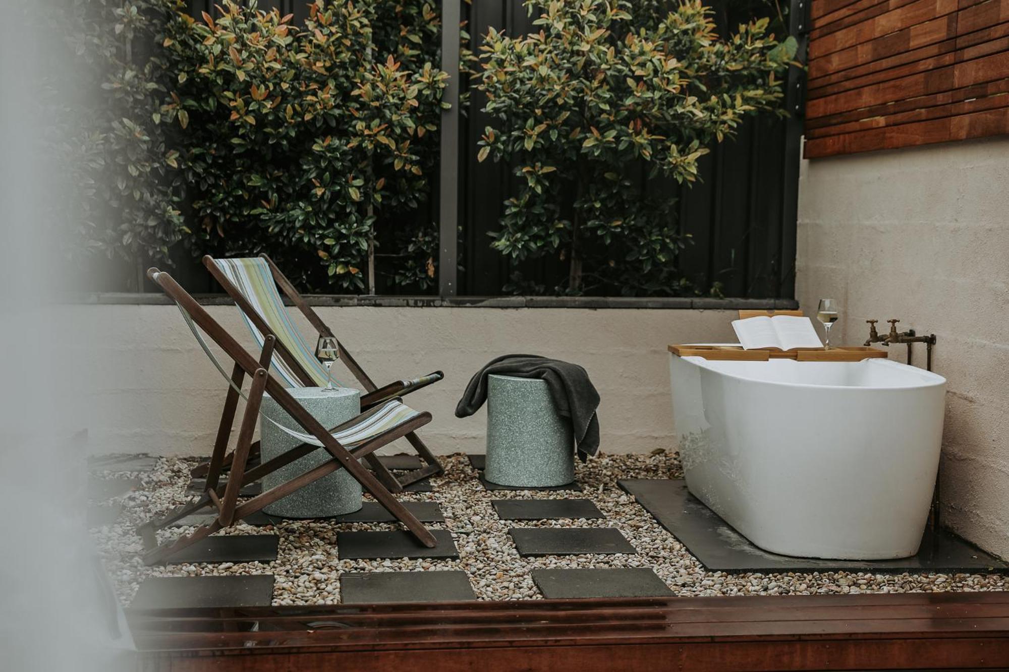 Braithwaite - Chic Retreat With Outdoor Bath Apartment Hobart