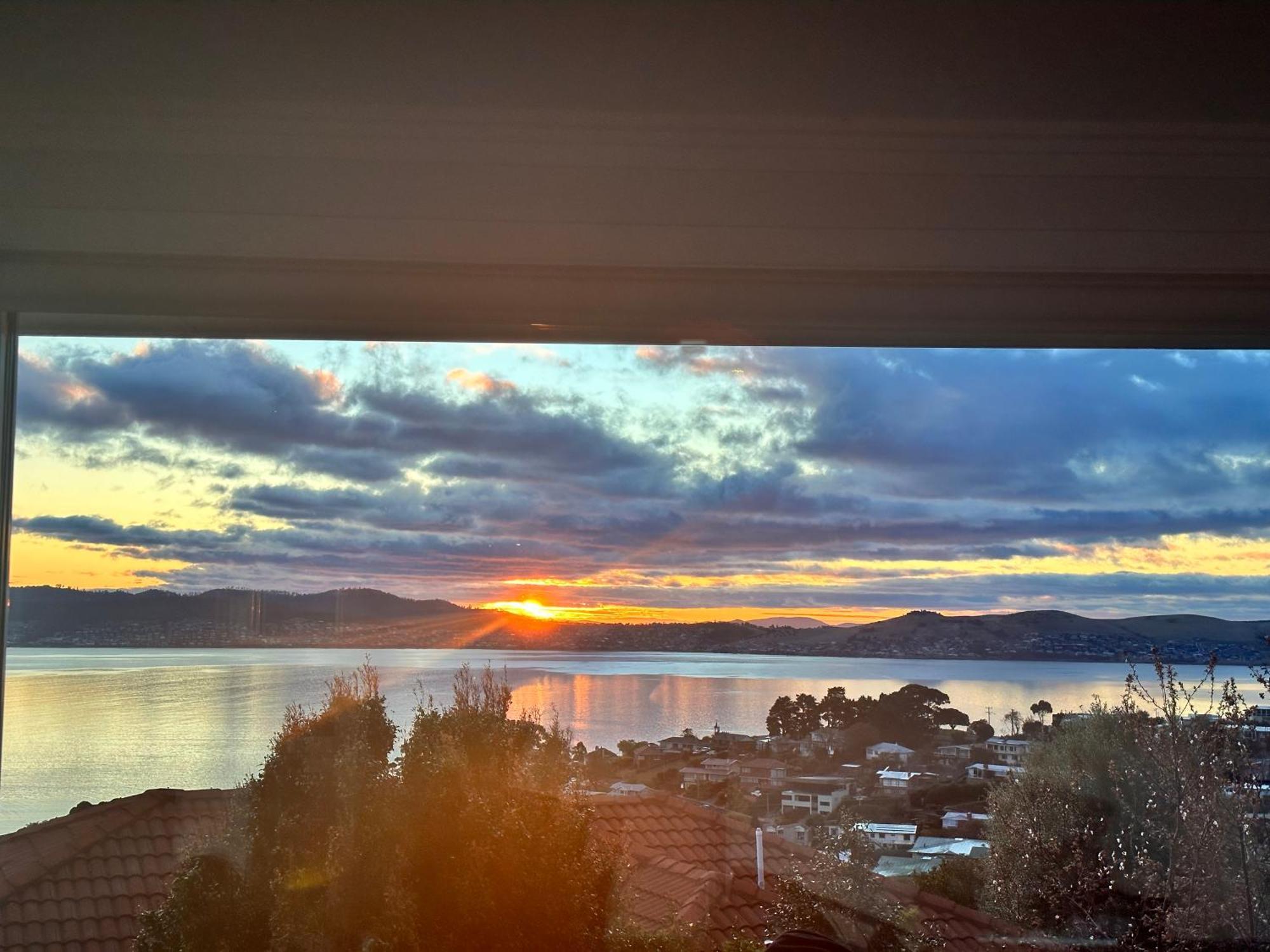 Lipscombe Escape Panoramic Views Luxury And Space Hobart