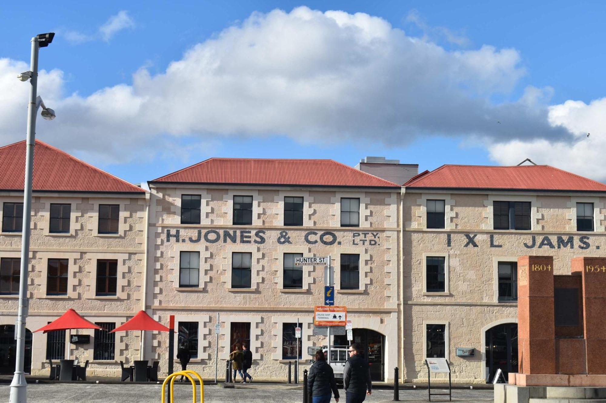 Historic Close To Cbd 3brm With Views Holiday home *