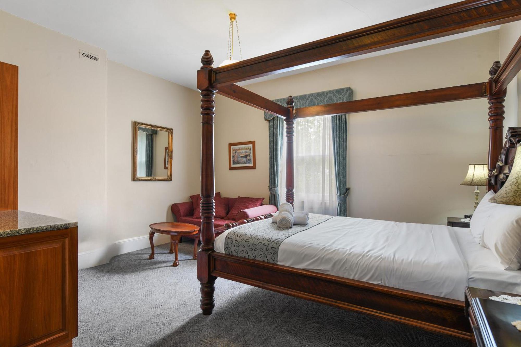 The On Elizabeth 4*