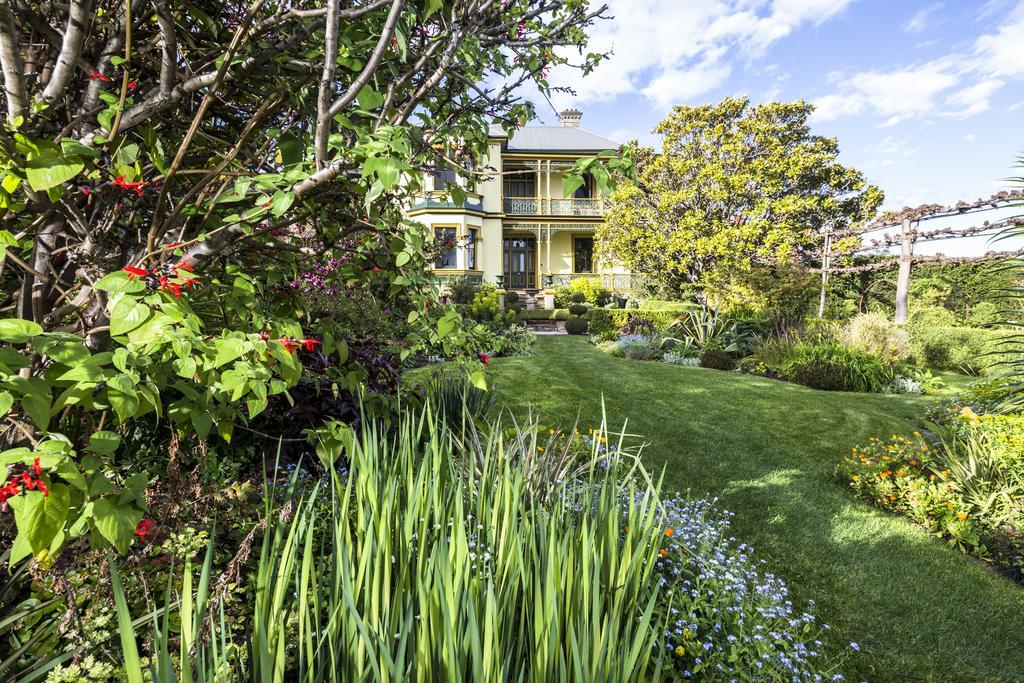 Corinda Contemporary Apartment