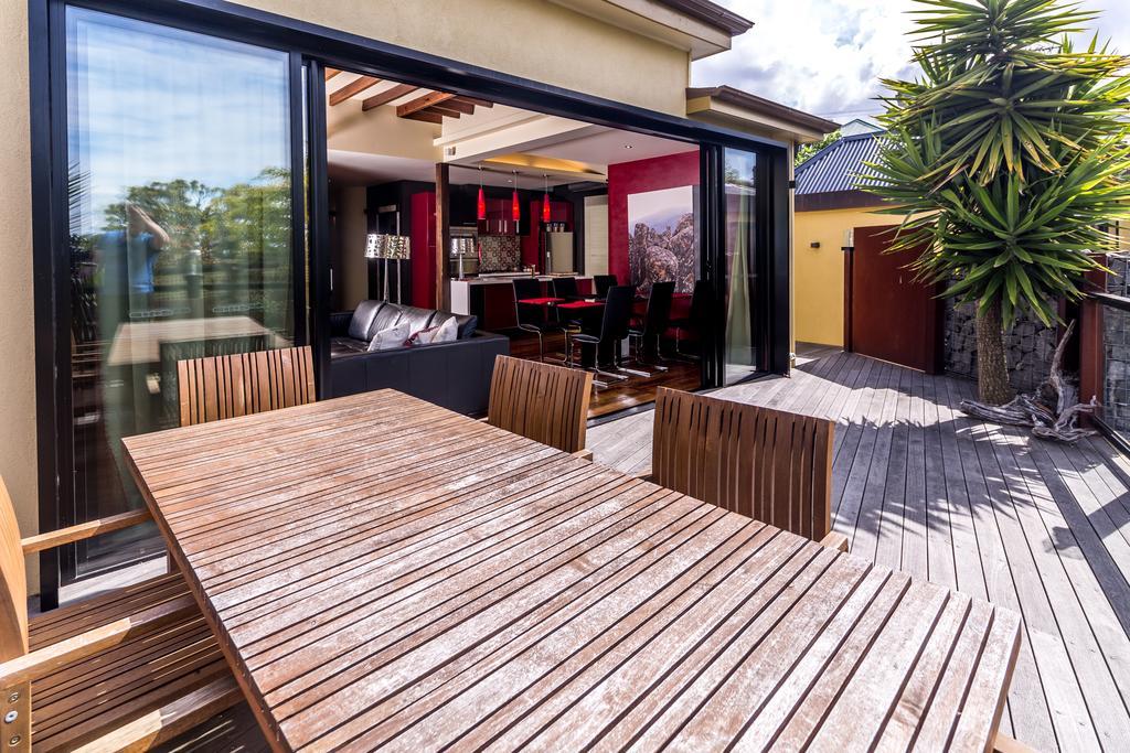 Corinda Contemporary Apartment