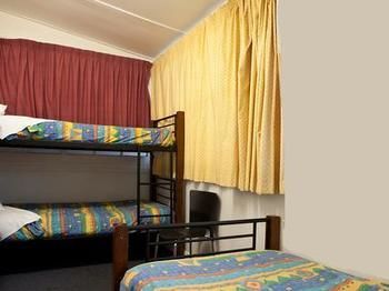 Tassie Backpackers At The Brunswick