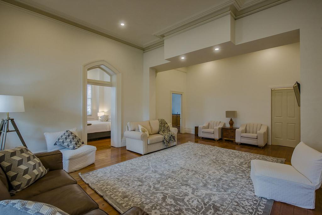 Roxburgh House - Cbd *