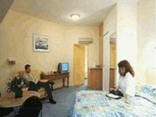 Mayfair Plaza And Motel 4*