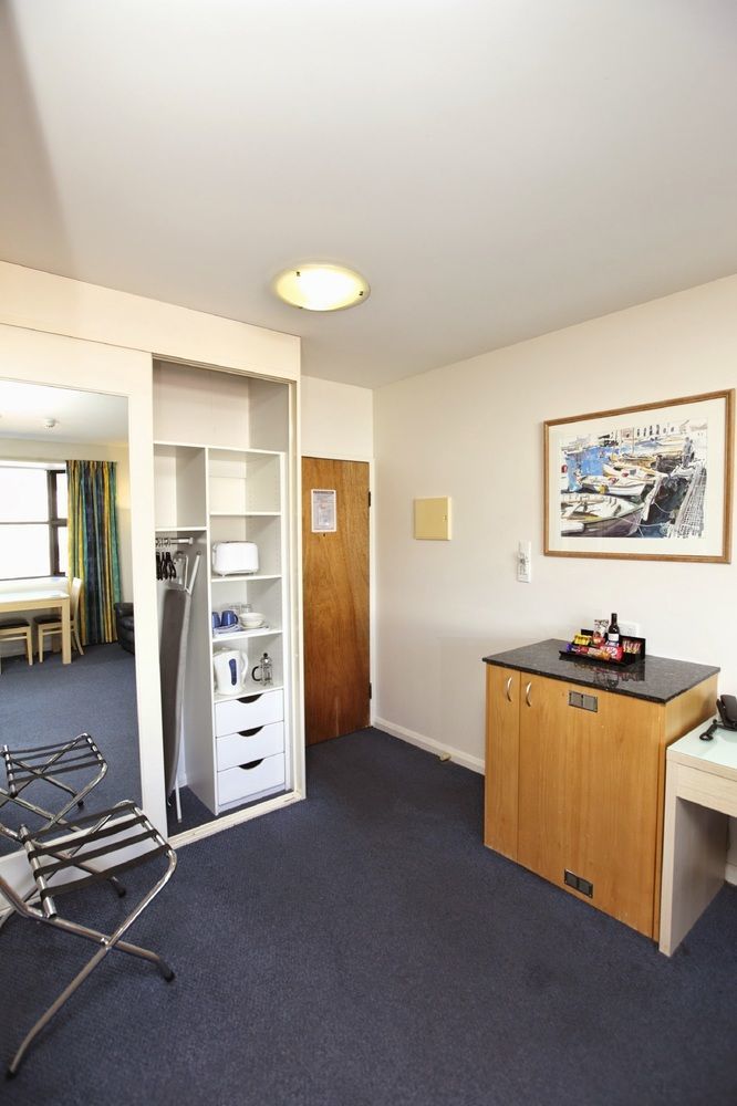 Mayfair Plaza And Motel 4*