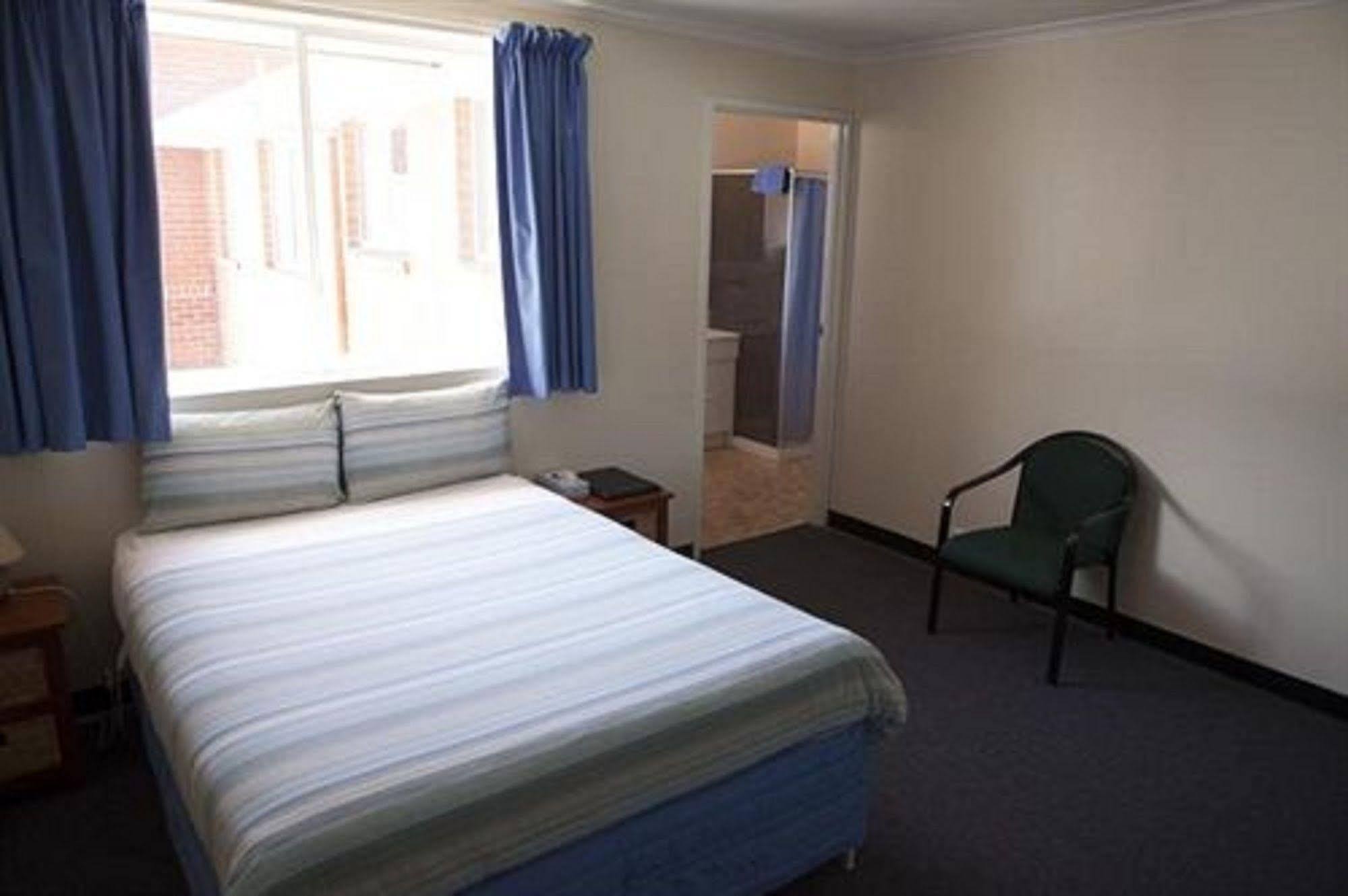 The Waratah 3*