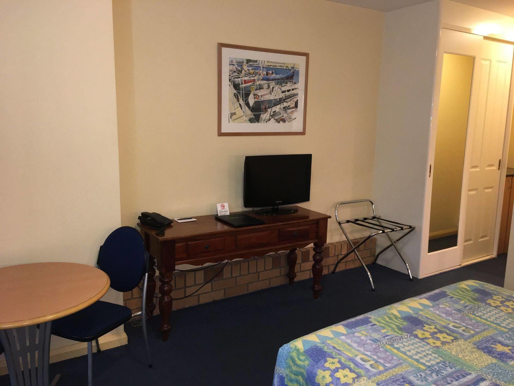 Mayfair Plaza And Motel 4*