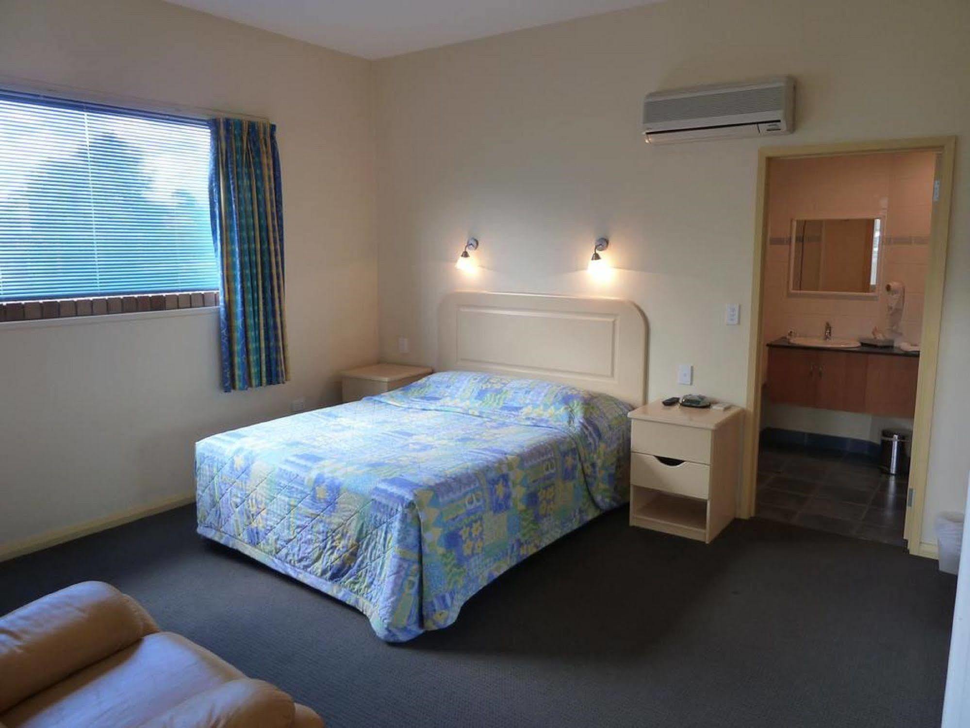 Motel Mayfair Plaza And