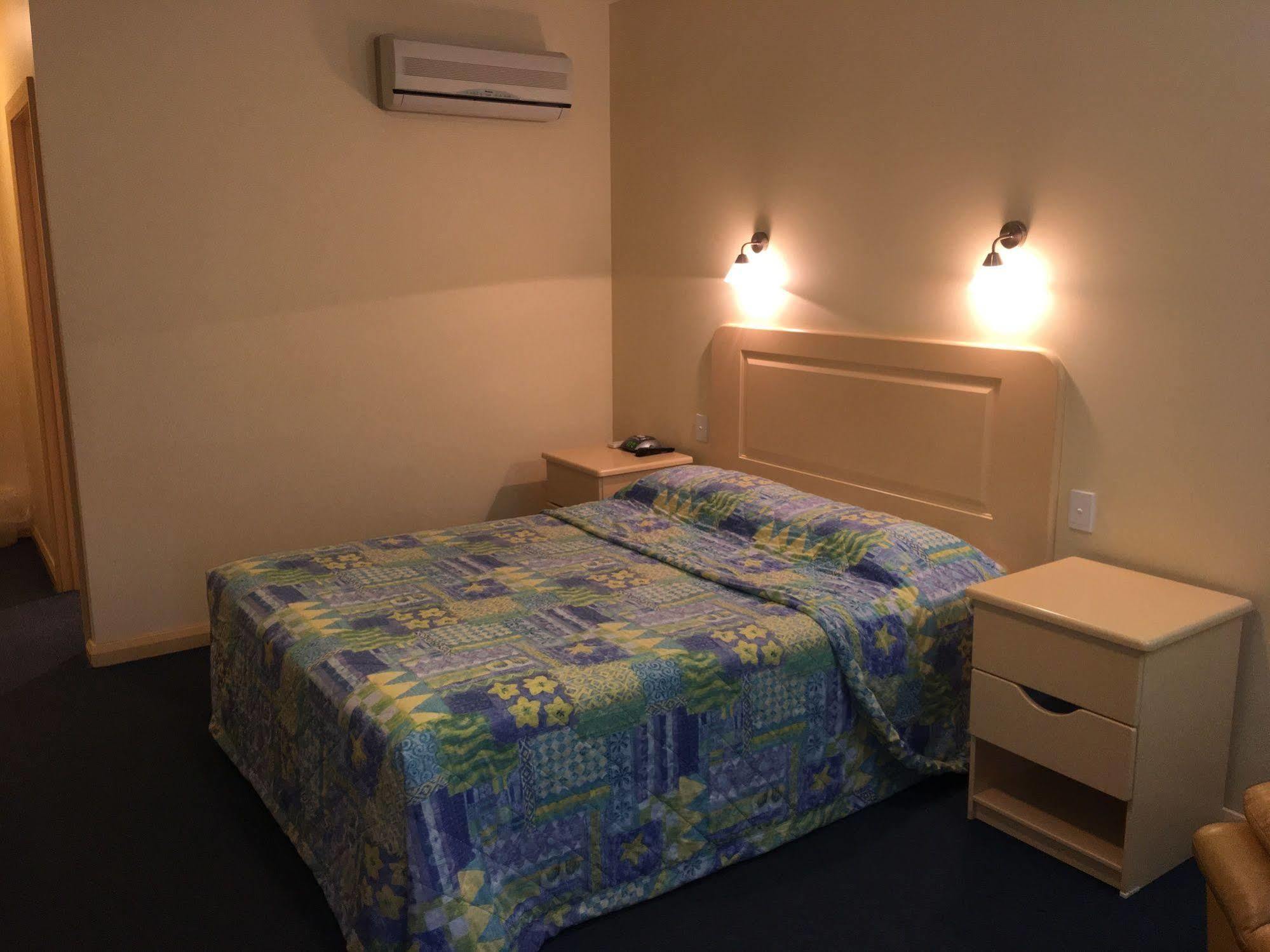 Motel Mayfair Plaza And 4*