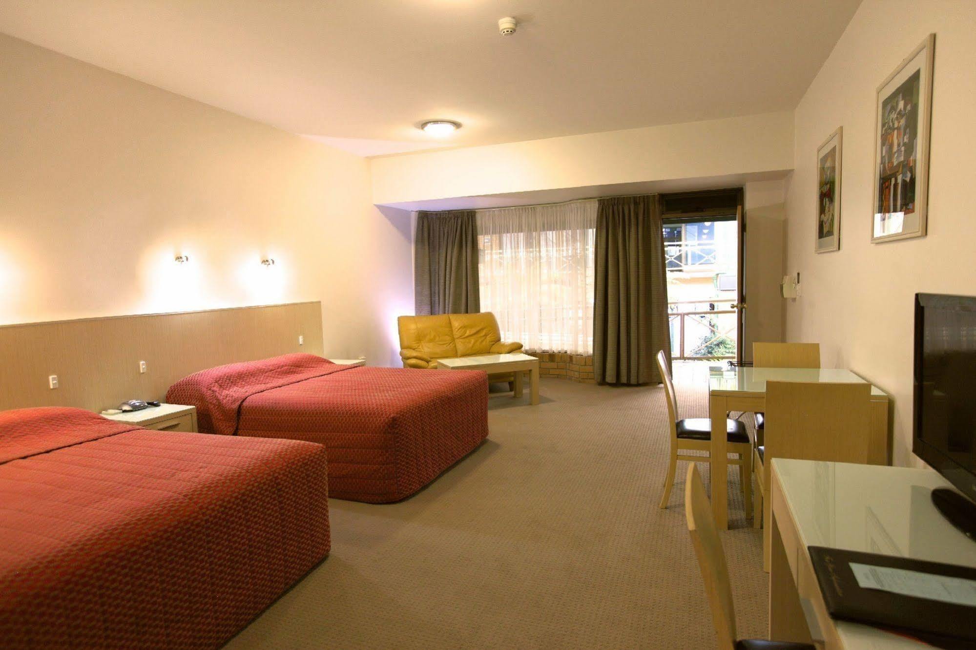 Motel Mayfair Plaza And 4*