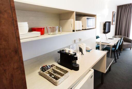 Shoreline Motel 3*