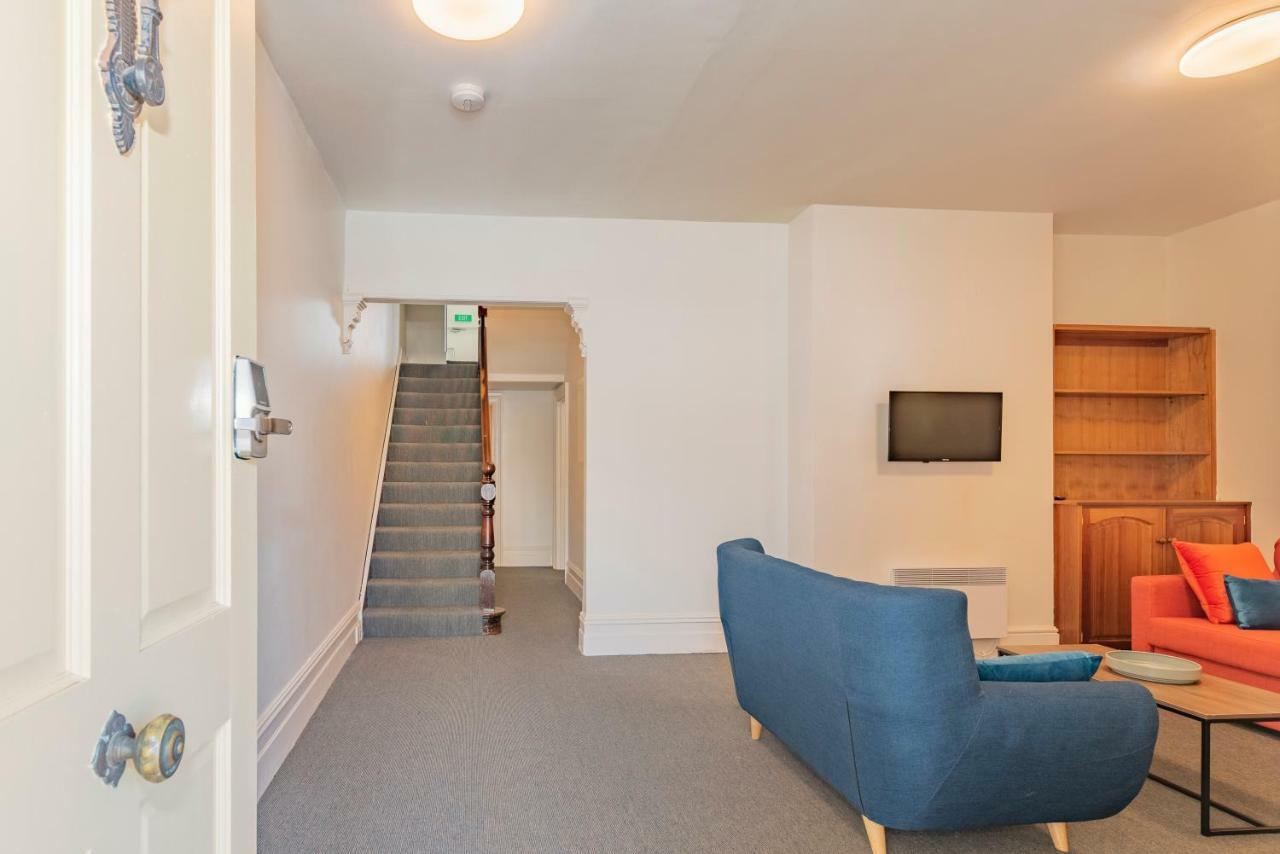 Holiday home 4 Bedroom House - Cbd - Free Parking - Free Wifi *