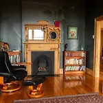 Hill House Hobart - Charming Home, Stunning Views Close To City