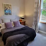 Hill House Hobart - Charming Home, Stunning Views Close To City
