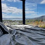 Hill House Hobart - Charming Home, Stunning Views Close To City