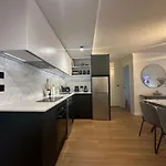 City Fringe Modern Apartment With Car Parking