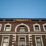 Hadley\'S Orient Hotel