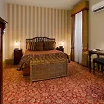 Hadley\'S Orient Hotel